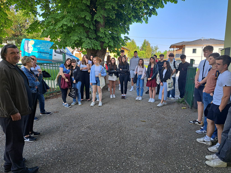 Slika 1: Vodja k & k centra v &Scaron;entjanžu Julija Schellander-Obid  predstavi njegovo delovanje