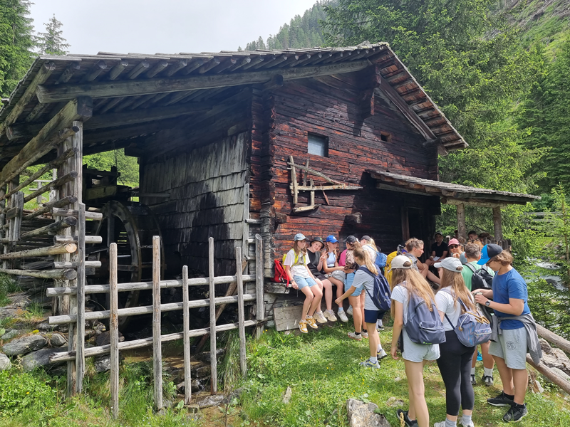 Slika 10: Dijaki in dijakinje pred starim milnom
