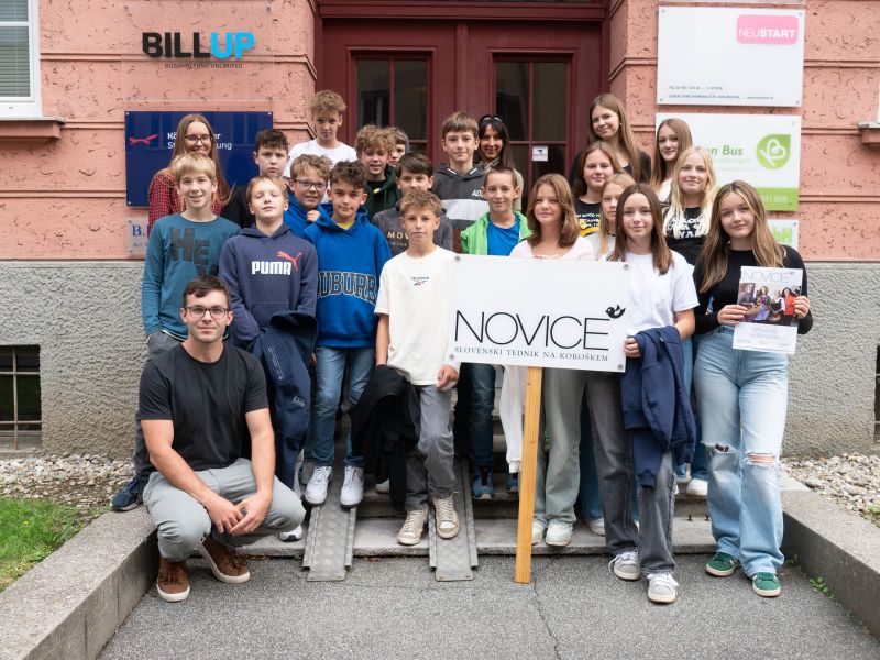 Slika 1: Dijaki in dijakinje 3. a pred uredništvom Novic (© Simon Rustia)