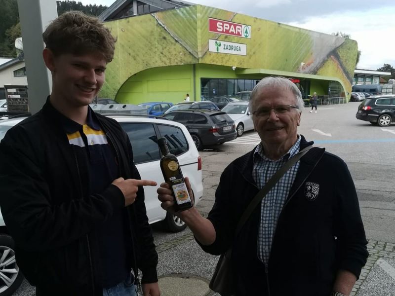 Bild 1: Der Klassensprecher Naš Amič-Mihelič übergibt Valentin Kumer ein kleines Dankeschön.