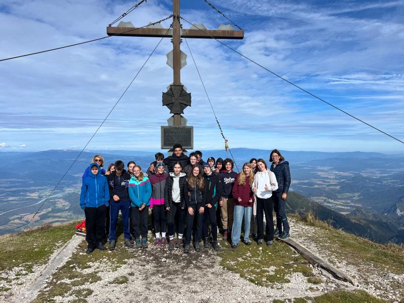 Slika 1: Razred s profesoricama na vrhu Obirja