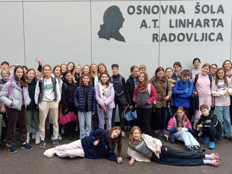Slika 1: Učenke in učenci obeh šol tik pred slovesom