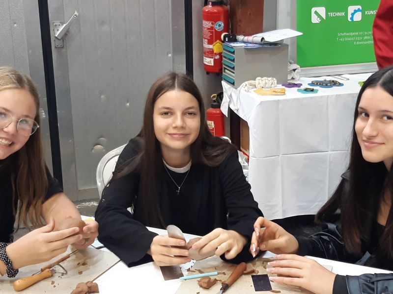 Slika 1: Pri delu s plastično glino pridobivajo dijakinje in dijaki vpogled v poklicne umetnosti, rokodelstvo in oblikovanje.