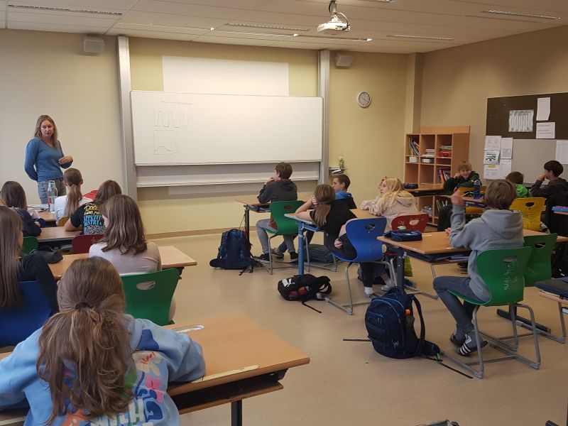 Slika 2: Dijakinje in dijaki 3.a prisluhnejo predavanju o zdravem zajtrku (© Nadja David)