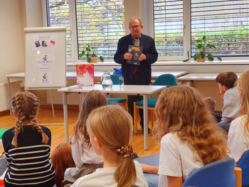 Bild 2: Der Triester Autor Marko Kravos stellt dem jungen Publikum das Buch Deva aus Devin vor