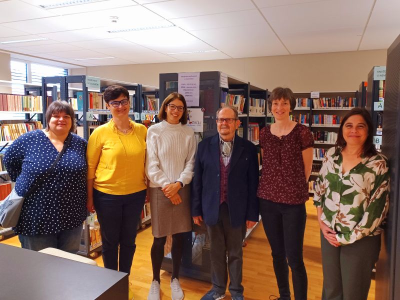 Bild 4: Petra Potočnik (Verein BZ), Dr. Tatjana Vučajnk (AAU), Schuldirektorin Magdalena Kulnik, der Autor Marko Kravos, die Schulbibliothekarin Nadja Senoner und Manca Perko (Verein BZ) in der Schulbibliothek