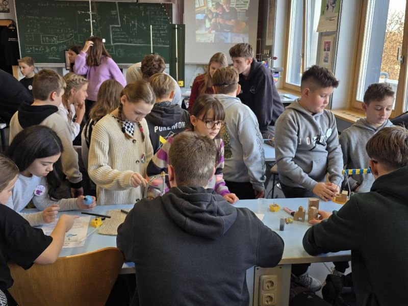 Bild 1: Schüler der achten Klasse erklärten physikalische Experimente