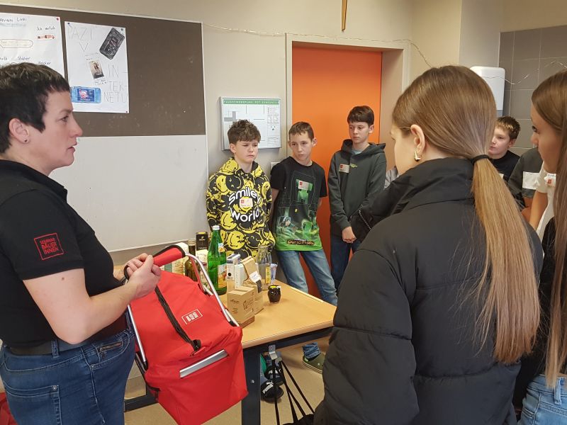 Slika 2: Dijakinje in dijaki 3.a prisluhnejo seminarski kmetici - copyright Nadja David