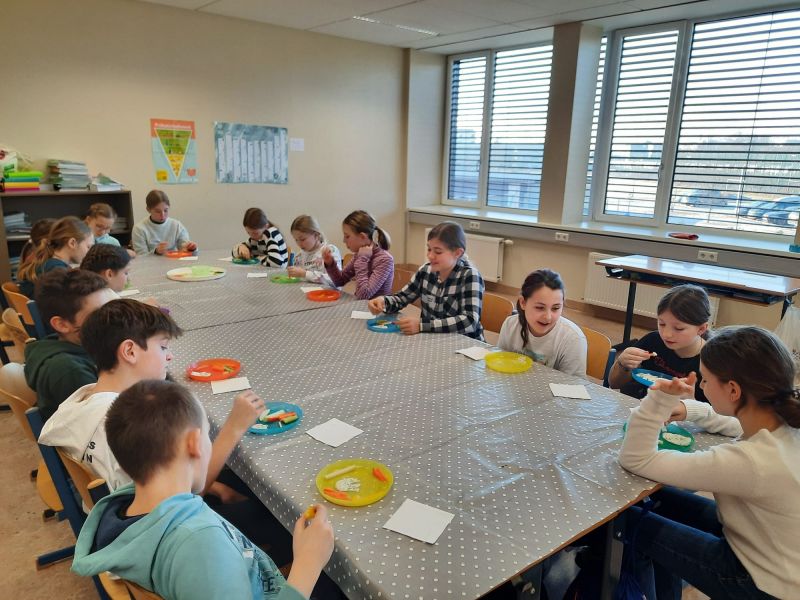 Bild 4: Die Kinder kosten die gesunde Jause