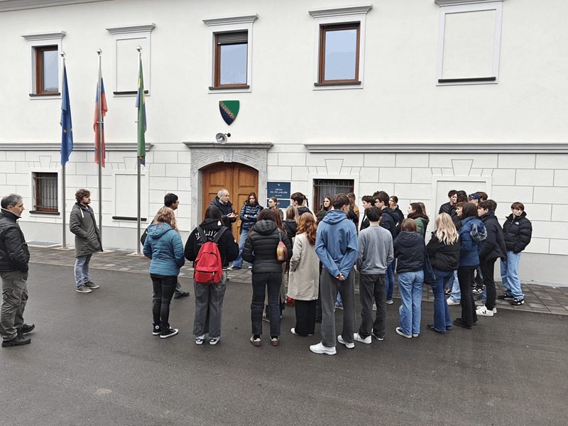 Slika 3: Dijaki in dijakinje pred občino Dol pri Ljubljani z županmom Željkom Savičem