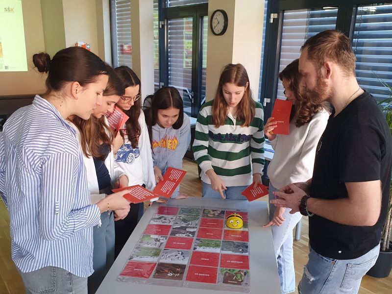 Bild 1: Schülerinnen der 5.a beim Programmieren des BeeBot-Roboters