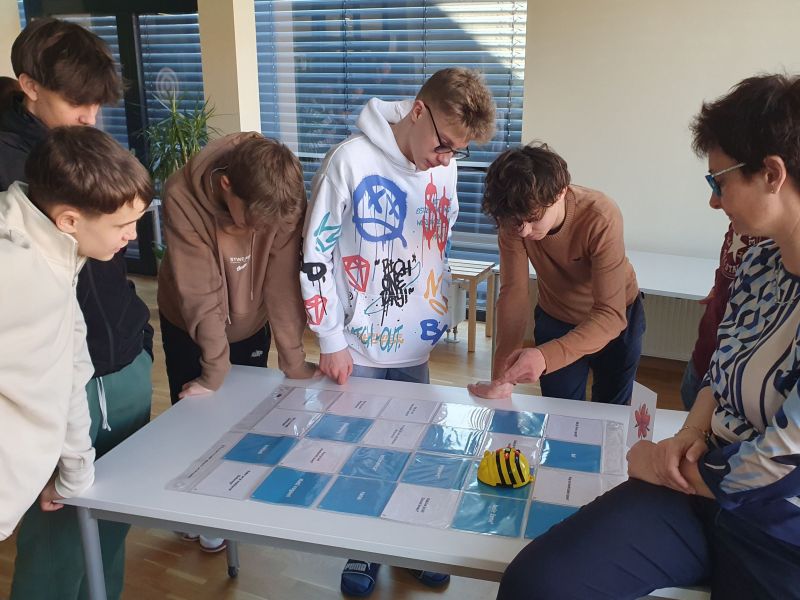 Bild 2: Schüler der 5.a beim Lösen der Aufgaben mit dem BeeBot-Roboter