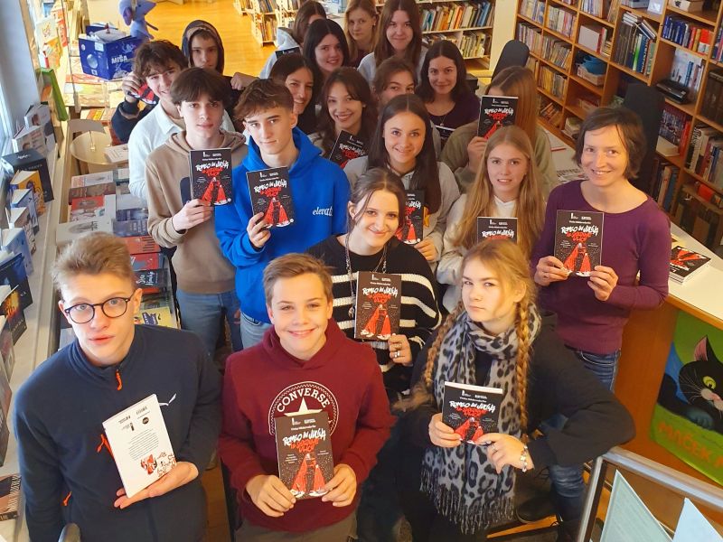 Bild 1: Die 5A zu Besuch in der Slowenischen Studienbibliothek