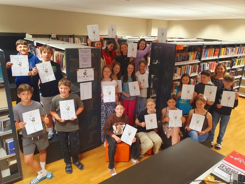 Bild 1: Die Leserinnen und Leser der 2C Klasse mit ihrer Mentorin in der Schulbibliothek