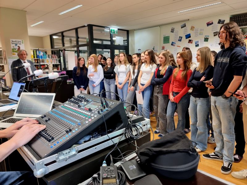 Bild 2: Der Oberstufenchor unter der Leitung von Prof. Roman Verdel
