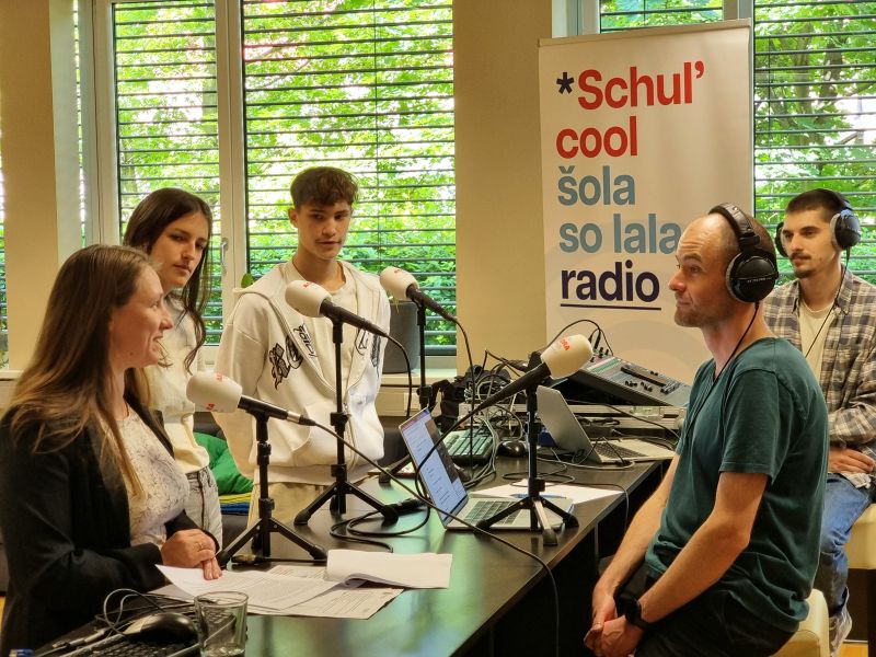 Bild 8: Prof. Barbara Janota mit Lana in Samo, die ein Geoinformatik-Projekt vorstellten
