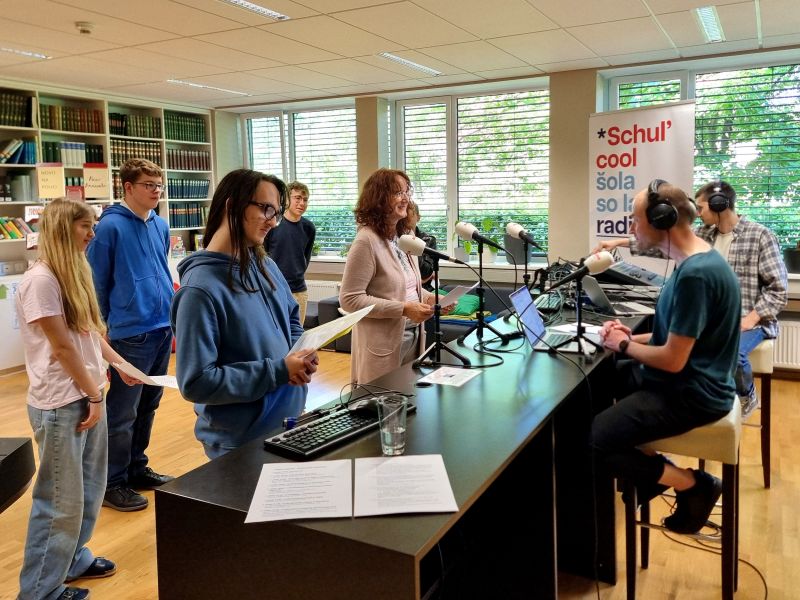 Bild 9: Prof. Sonja Prohinig mit Schülerinnen und Schülern, die den Russisch- bzw. Spanischunterricht besuchen