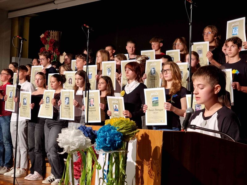 Bild 16: Schülerinnen und Schüler der 5B und 7B Klasse mit Porträts ihrer Vorfahren