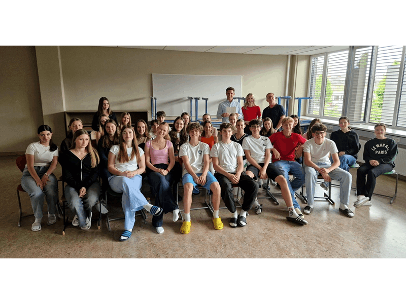 Slika 1: Dijakinje in dijaki 4.c in 4.d razreda ter Dimitri W&uuml;rschl, Danijela Mi&scaron;ić in Manu Griveau (zadaj z l. na d.)