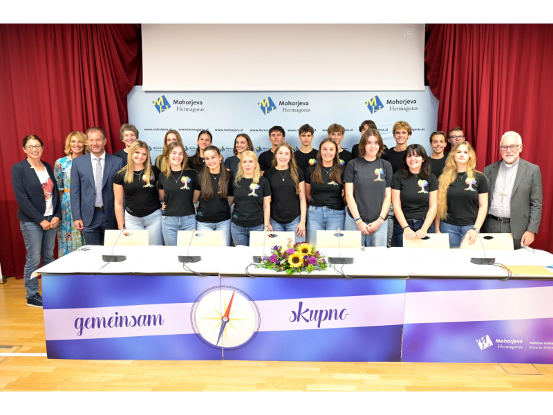 Slika 1: Skupinska slika z direktorjem Mohorjeve Karlom Hrenom in škofom Jožetom Marketzem. ©Gotthardt