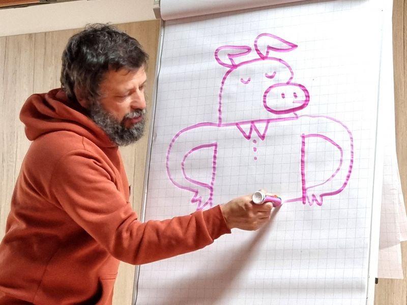 Slika 3: Ilustrator Ivan Mitrevski pri delu, © Nadja Senoner