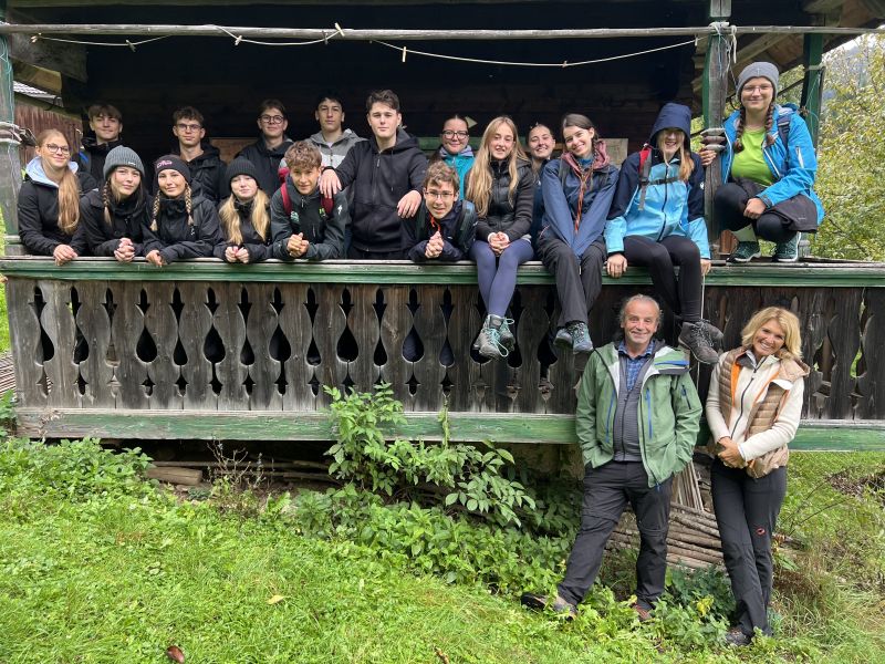 Slika 1: 8A na domačiji Maje Haderlap - 8A auf dem elterlichen Hof von Maja Haderlap foto: Marika Balode