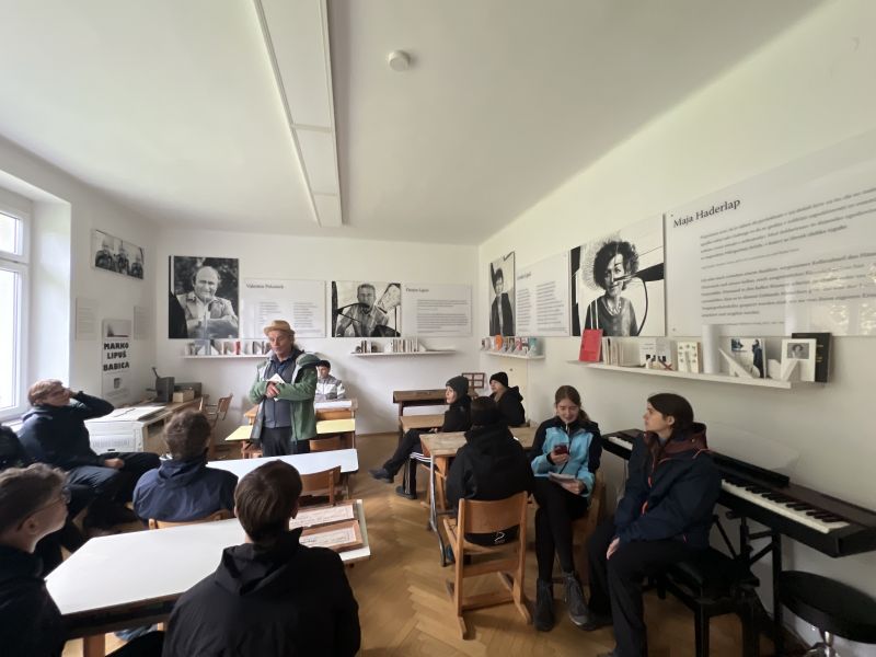 Slika 2: 8A v ljudski šoli v Lepeni - 8A in der alten Volksschule in Leppen