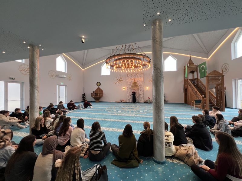 Slika 1: Imam razlaga posebnosti muslimanske vere