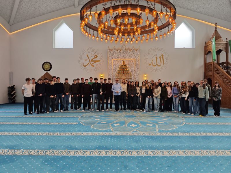Slika 2: Maturantke in maturantje v mošeji - Die Maturantinnen und Maturanten in der Moschee