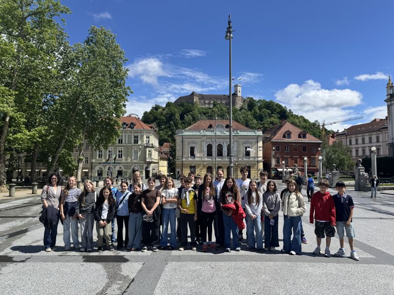 Slika 2: Skupinska slika na kongresnem trgu