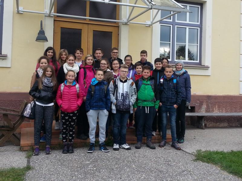 Slika 2: Skupinska slika 4.a pred nekdanjo radiško ljudsko šolo, ©Nadja Schellander