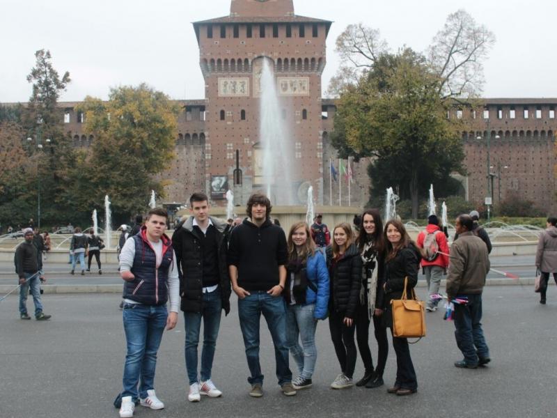Slika 1: Skupina italijan&scaron;čine 7a-razreda pred Castello Sforzesco, &copy; Theresia Krautzer