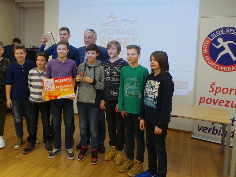 Slika 2: Nagrajenci košarkarske ekipe KOŠ U12 s predsednikom Michijem Seherjem, © Karin Ponholzer