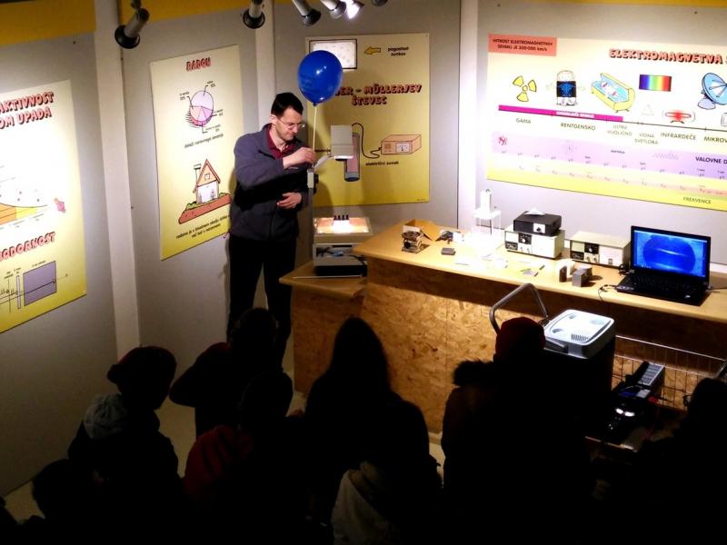 Slika 2: Pri predavanju o radioaktivnosti, © Niko Ottowitz
