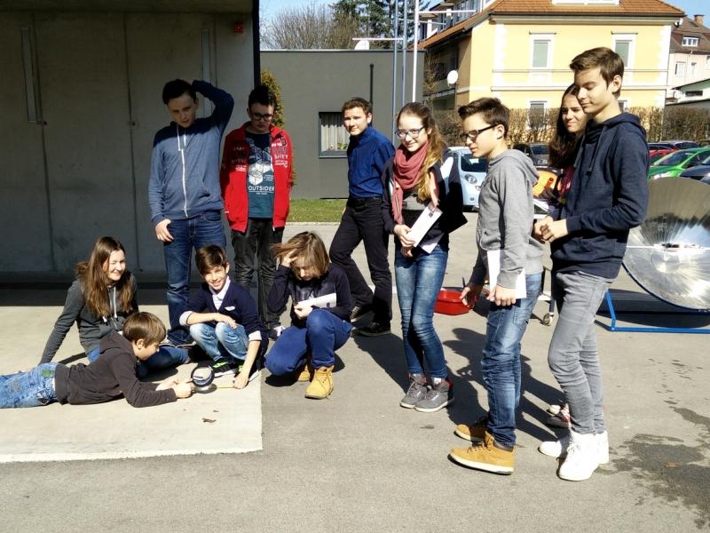 Slika 2: Mladi raziskovalci pred Slovensko gimnazijo, © Niko Ottowitz