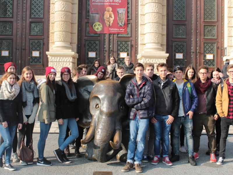 Slika 1: Pred naravoslovnim muzejem, © Terezija Krautzer