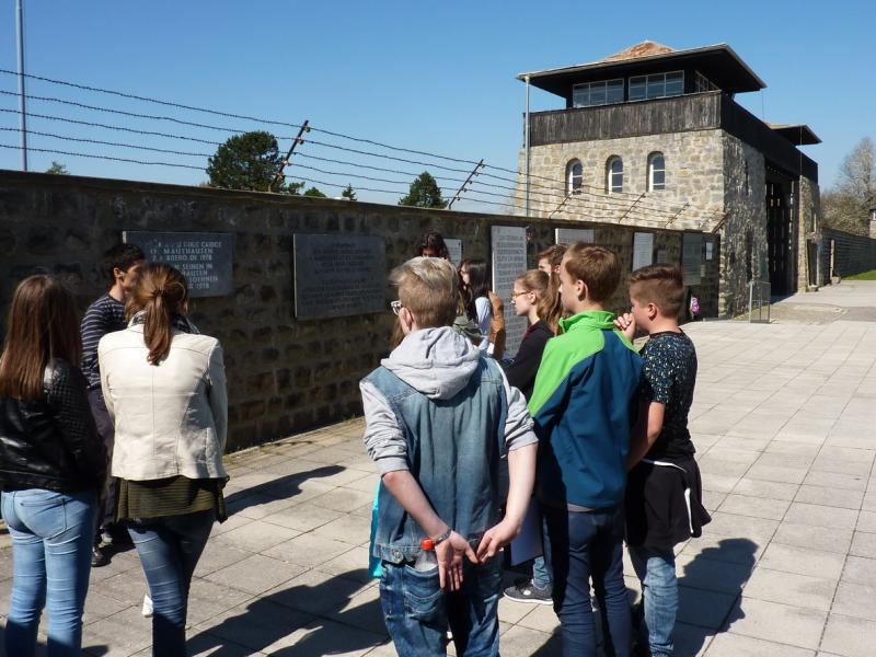Slika 2: V notranjosti bivšega koncentracijskega taborišča, © Nadja Schellander