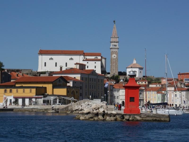 Slika 2: Pogled z morja na Piran - svetilnik, cerkev sv. Jurija, pristanišče, © Nikoline Poljski