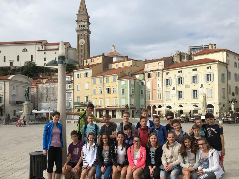 Slika 1: Skupinska slika 3.a-razreda na Tartinijevem trgu, &copy; Melita Račev