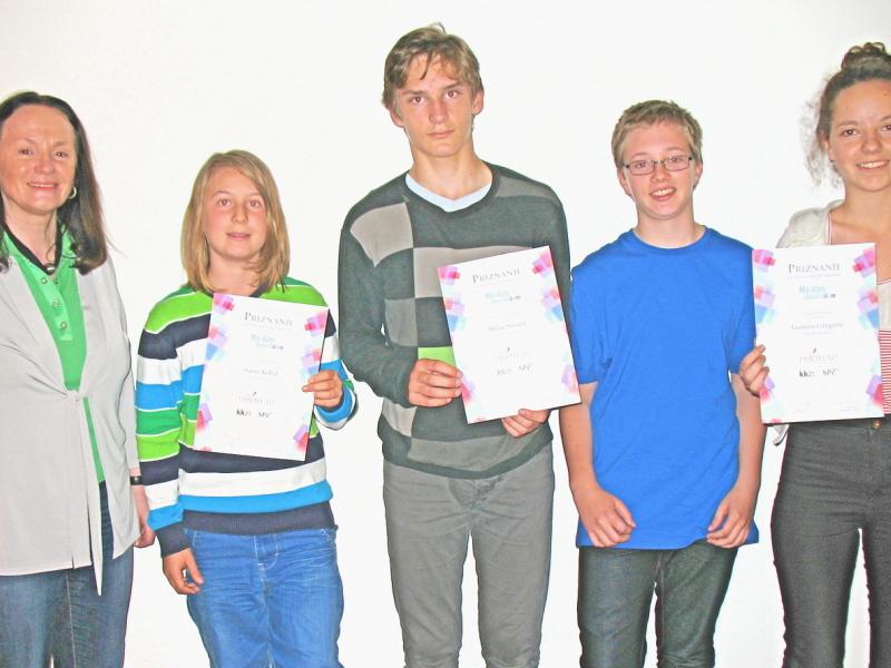 Slika 1: Nagrajenka, nagrajenci in mentorica s SLOG, &copy; Kristjan Fotivec