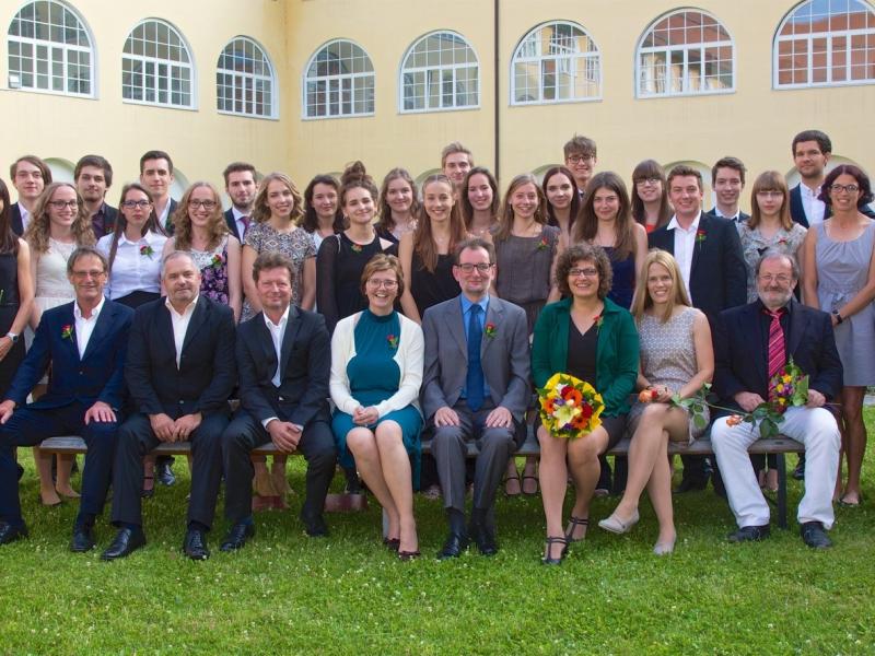 Slika 2: Maturantje in profesorji 8.a, © Peter Krivograd