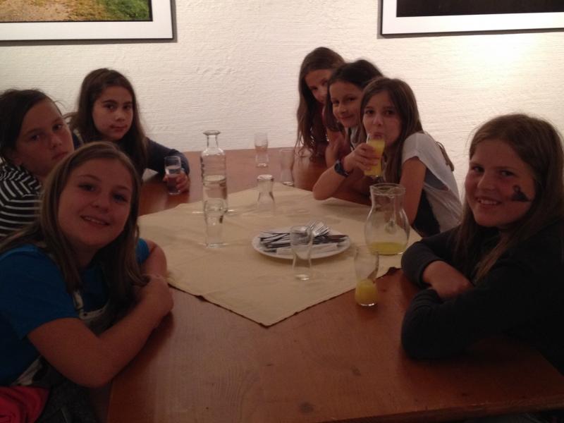 Bild 2: Tischgespräche mit den neuen Mitschülerinnen, © Cristina Santoro-Sienčnik