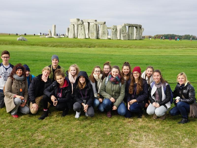 Bild 4: Gruppenfoto vor dem Stonehenge,© Marica Mletschnig