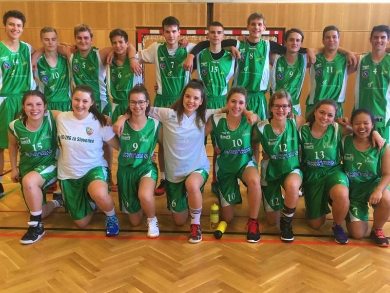 Slika 1: Dekliška in fantovska ekipa SLOG, © Marcell Smolej