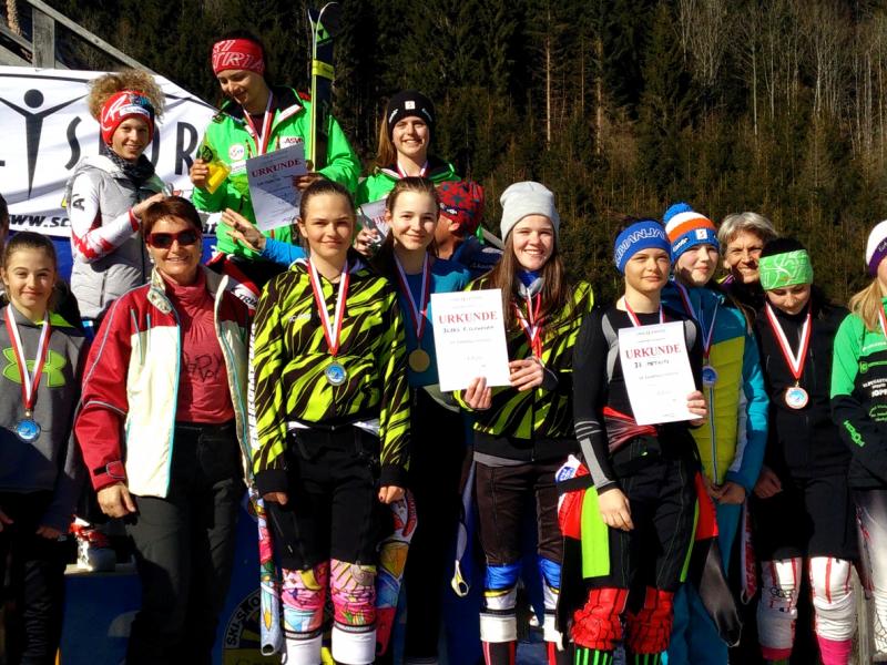 Slika 1: Zmagovita dekli&scaron;ka ekipa pri podelitvi medalj, &copy; Niko Ottowitz