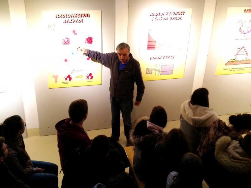 Slika 2: Dr. Radko Istenič navdušuje dijake Slovenske gimnazije, © Niko Ottowitz