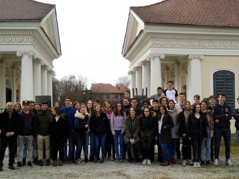 Slika 3: Pred Erbergovima paviljonoma v Dolu pri Ljubljani, © Urban Popotnig
