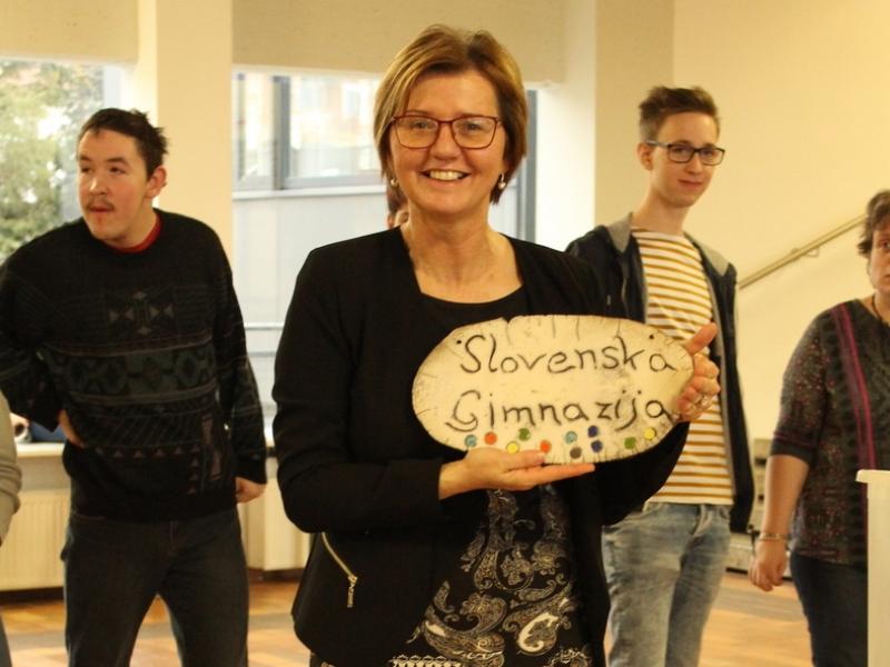 Slika 1: Naša ravnateljica s tablo iz gline za gimnazijo, © Neža Rener