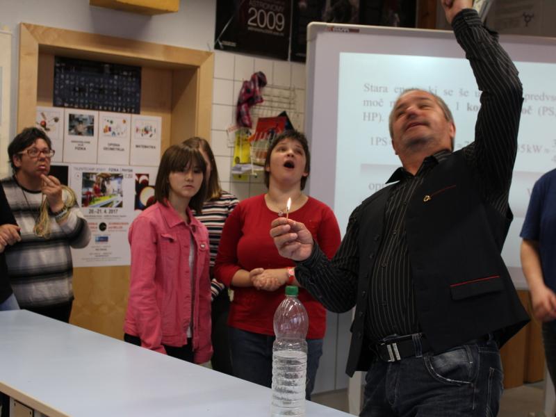 Slika 2: Občudovanje eksperimenta pri prof. Ottowitzu, © Neža Rener